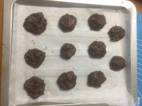 刚刚的一次性手套继续用，纠成小团，放在油纸上，稍微整下形