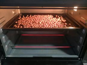 花生放烤箱150度烤20分钟左右，具体时间温度根据自家烤箱，或者放炒锅炒熟也可以