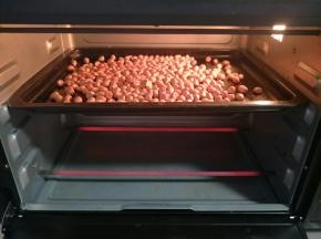 花生放烤箱150度烤20分钟左右，具体时间温度根据自家烤箱，或者放炒锅炒熟也可以