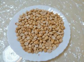 把去好皮的花生装入保鲜袋，用擀面杖擀碎