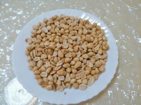 把去好皮的花生装入保鲜袋，用擀面杖擀碎