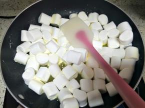 放入棉花糖炒化开