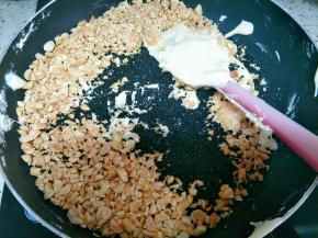 倒入花生和芝麻，这时候可以关火了