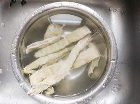 茶笋干需要提前浸泡4~6个小时，去掉盐分，中间要多换几次水