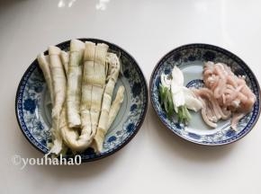 浸泡后的茶笋已经没有咸味，准备好葱花和肉丝