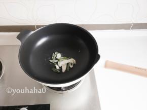 炒锅中放入适量的植物油，温热后放入葱花炒出香味