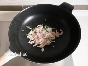 放入肉丝翻炒至变色