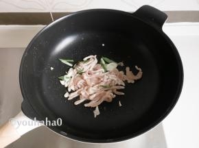 放入肉丝翻炒至变色