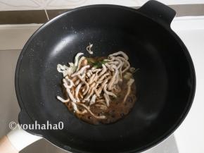 放入米酒、生抽炒匀后煮至飘出肉香味