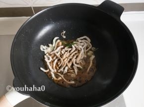 放入米酒、生抽炒匀后煮至飘出肉香味
