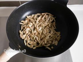放入笋丝翻炒