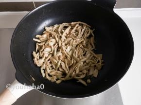 放入笋丝翻炒