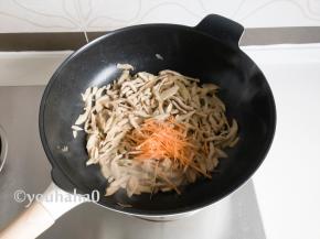 笋丝比较干，翻炒的过程中要顺着锅边淋入少许的清水，	最后放一点胡萝卜丝炒匀即可