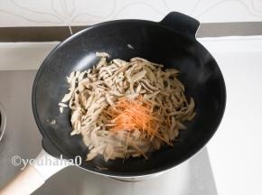 笋丝比较干，翻炒的过程中要顺着锅边淋入少许的清水，	最后放一点胡萝卜丝炒匀即可