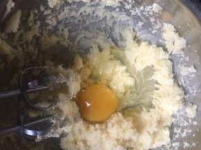 黄油加糖打发到羽毛状，放入一个常温鸡蛋，不要多打，稍微打匀即可