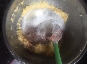 分次筛入中筋粉和可可粉拌到无粉状态