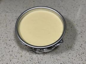 再倒入剩下的慕斯糊，留半厘米高的高度，最后做镜面用，放入冰箱冷藏3小时，慕斯凝固即可