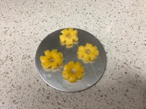 【镜面制作】菠萝切片，用圆的模具按压出原片，用小刀雕刻出小花造型