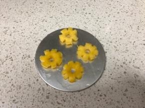 【镜面制作】菠萝切片，用圆的模具按压出原片，用小刀雕刻出小花造型