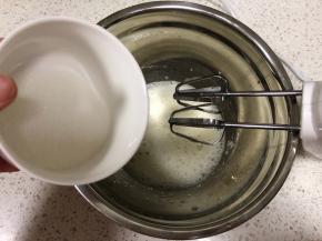 蛋清内加入5滴柠檬汁，低速搅打至粗泡状态，第一次加入1/3的细砂糖，继续中高速打发，打发至泡沫细腻，再加入一次1/3的细砂糖，继续打发至有明显纹路，倒入剩下的细砂糖，继续打发