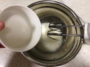 蛋清内加入5滴柠檬汁，低速搅打至粗泡状态，第一次加入1/3的细砂糖，继续中高速打发，打发至泡沫细腻，再加入一次1/3的细砂糖，继续打发至有明显纹路，倒入剩下的细砂糖，继续打发