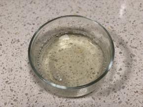 10g吉利丁片（鱼胶粉）放入130g热水，用筷子搅拌直到鱼胶粉融化，倒入20g细砂糖搅拌均匀（倒入糖是为了中和百香果汁的酸，这个糖量要根据百香果的酸甜度自己控制）