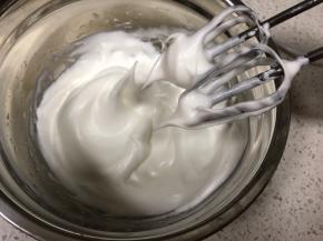 打发至提起打蛋头有直立的尖角即可