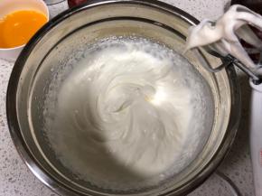 淡奶油加25g细砂糖打发至6、7分发，有明显纹路，但是奶油可以流动的状态