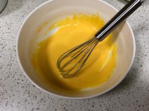 搅拌成均匀的无干面粉状态的蛋黄糊