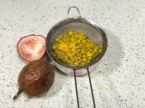 【慕斯糊】百香果切开，过滤，借助勺子按压出果汁