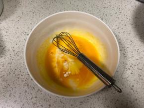 加入玉米油、牛奶，搅打均匀