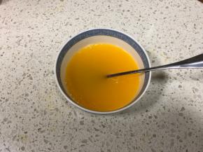 再挤出40g百香果汁备用，用100g热水融化5g吉利丁粉，搅拌均匀，吉利丁溶液凉后，倒入百香果果汁，搅拌均匀