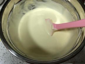 翻拌均匀的百香果慕斯液