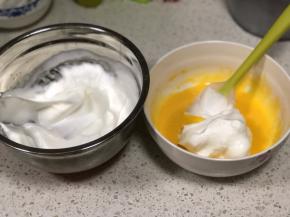 蛋白霜分三次加入到蛋黄糊中、用刮刀划J字形上下翻拌均匀