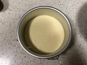 倒入百香果慕斯糊，淹没住第一片蛋糕