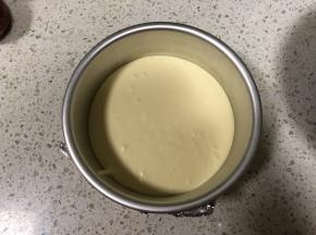 倒入百香果慕斯糊，淹没住第一片蛋糕