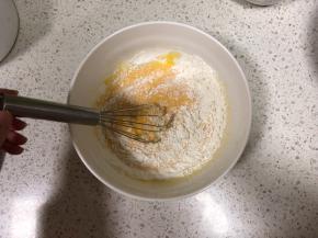过筛加入低筋面粉，用打蛋器划Z字形来回搅拌