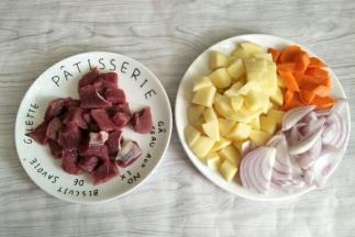 全部食材切块备用