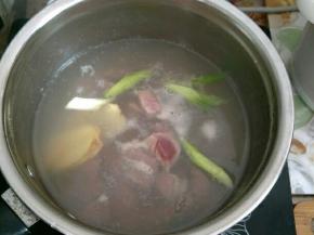 牛肉冷水入锅，加入姜片、葱段煮开，水开后捞出冲洗干净浮沫