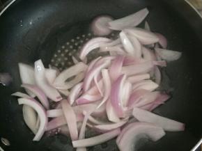 热锅倒油，下入洋葱炒香