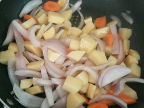 加入胡萝卜土豆块翻炒