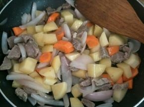 加入牛肉翻炒