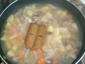 所有食材煮熟后放入咖喱块