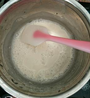 汤种材料倒入锅里搅拌均匀，开中小火不停搅拌加热浓稠