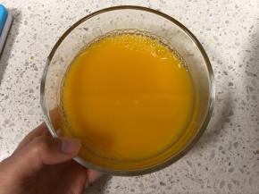 待吉利丁溶液放凉，倒入百香果汁、搅拌均匀