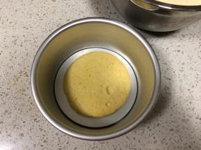 取一片蛋糕放在6寸活底模具底部中间