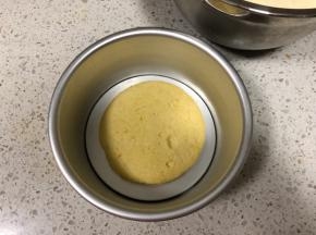 取一片蛋糕放在6寸活底模具底部中间