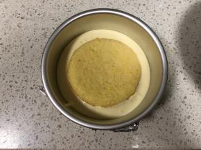 然后轻轻放上另一片蛋糕片