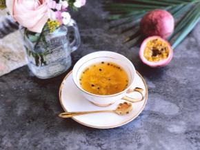 再配上一杯百香果蜂蜜水，补充维生素～养颜美容
