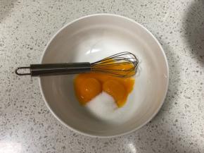 【戚风制作】蛋黄蛋清分离，蛋黄内加入细砂糖15g，搅拌均匀